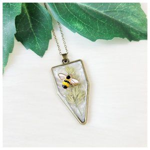 Floral Bee Pendant Necklace Pressed Dried Flowers 3D Bumble Bee Geometric Bezel